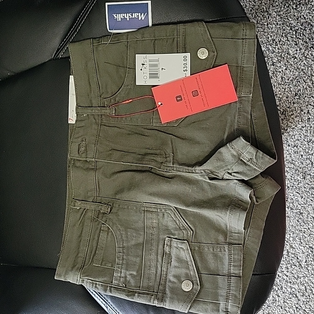 Mid rise cargo shorts